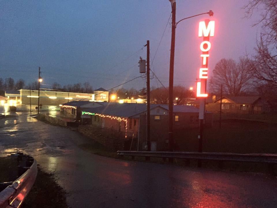Scenic River Inn Motel Wartburg Exterior photo